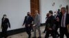 ARCHIVO - El presidente de la Asamblea Nacional, Jorge Rodríguez, centro, acompañado por miembros de la comisión para el diálogo, llega para hablar con la prensa en la Asamblea Nacional en Caracas, Venezuela, en marzo de 2022. 