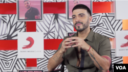 El cantante Luis Figueroa durante una entrevista con la Voz de América. Foto: Antoni Belchi.