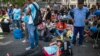 Los manifestantes se reúnen en una protesta frente al Ministerio de Desarrollo Social en Buenos Aires, Argentina, el 10 de noviembre de 2022. 