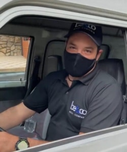 José Brücher, un comunicador social y comerciante venezolano de 42 años que en la pandemia ha decidido hacer delivery. Caracas, Venezuela. Foto: Cortesía.