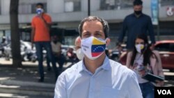 El líder opositor venezolano Juan Guaidó llega a una conferencia de prensa en el este de Caracas. Mayo 12, 2021. 
