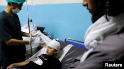 Un niño que resultó herido después de que un atacante suicida detonara explosivos cerca de la entrada de la embajada rusa, recibe tratamiento dentro de un hospital en Kabul, Afganistán, el 5 de septiembre de 2022. REUTERS/Ali Khara