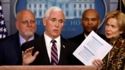 El vicepresidente Mike Pence habla con los medios de comunicación cerca del cirujano general Jerome Adams (atrás) y la coordinadora de respuesta al coronavirus de la Casa Blanca Debbie Birx (frente) durante la sesión informativa diaria.