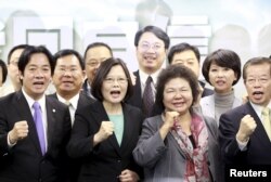 라이칭더(앞줄 왼쪽) 타이난 시장이 지난 2015년 4월 차이잉원(앞줄 왼쪽 두번째) 당시 민진당 주석 등 당 지도부와 함께 타이베이에서 기자회견 직후 구호를 외치고 있다.