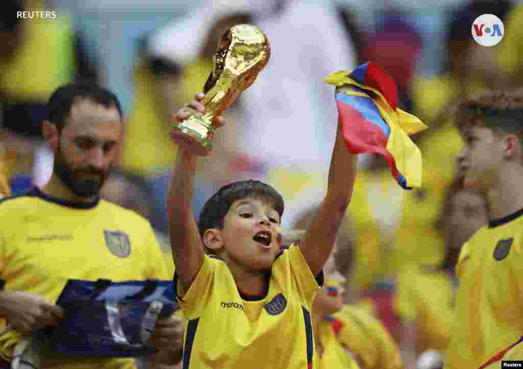 Un joven aficionado de Ecuador levanta una réplica de la Copa del Mundo REUTERS/Hamad I Mohammed