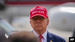El precandidato republicano a la presidencia, el expresidente Donald Trump, habla con reporteros el 10 de abril de 2024, tras aterrizar en Atlanta.