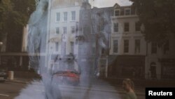 En una calle, el 10 de septiembre de 2022, se refleja una imagen de la reina Isabel del Reino Unido de Gran Bretaña, tras su fallecimiento en Londres, Inglaterra.