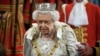 La reina Isabel II avanza por la Galería Real antes de pronunciar su discurso durante la apertura estatal del parlamento en el Palacio de Westminster en Londres, Reino Unido, el 14 de octubre de 2019.