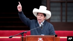 El presidente peruano, Pedro Castillo, asiste a una ceremonia para promover una ley que extiende la graduación automática de la universidad debido a la pandemia de COVID-19 en Lima, Perú, el lunes 22 de noviembre de 2021.