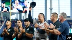 Miguel Cabrera, de los Tigres de Detroit, en la ceremonia antes de un partido de béisbol contra los Marlins, y junto a algunos de sus paisanos y expeloteros, como Aníbal Sánchez, Alex González y Martín Prado, el 28 de julio de 2023 en Miami.