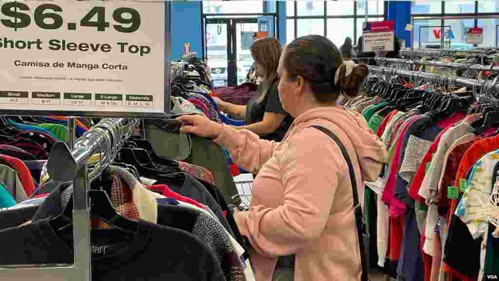 Los artículos más buscados son las prendas de vestir. Muchos inmigrantes aprovechan para &quot;armar cajas&quot; y enviar a sus países de origen&quot;, cuenta a la Voz de América, una representante de la tienda Goodwill.&nbsp;