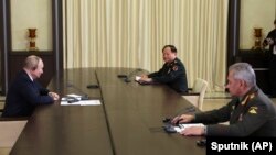 俄罗斯总统普京在莫斯科会见中共中央军委副主席张又侠，俄罗斯国防部长绍伊古出席会谈。（2023年11月8日）