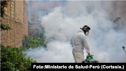 Las direcciones regionales de salud han desplegado labores de fumigación para evitar la propagación del dengue. Foto: Ministerio de Salud.