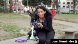 Noa y su dueña, Exabiana López, quien no sabe la historia detrás de la perdida de la pata, porque lo recogió de la calle.