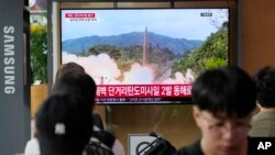 Una pantalla de televisión muestra una imagen de archivo del lanzamiento de un misil de Corea del Norte durante un programa de noticias en la Estación de Ferrocarril de Seúl en Seúl, Corea del Sur, el 19 de julio de 2023.