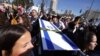 Cientos de personas se manifiestan frente al Tribunal Supremo pidiendo que los jóvenes ultraortodoxos cumplan con el servicio militar al igual que el resto de los israelíes.