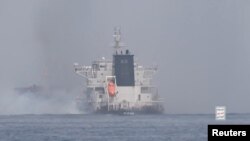资料照片：红海一艘船发生爆炸后浓烟滚滚，胡塞武装称这是他们对希腊拥有的MV Tutor号发动的袭击。(2024年6月12日)