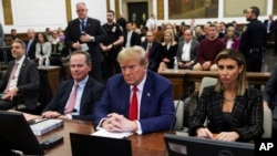 ARCHIVO - El expresidente de Estados Unidos Donald Trump, flanqueado por sus abogados, durante alegatos finales en el juicio por fraude civil de la Organización Trump en la Corte Suprema del Estado de Nueva York, en el distrito de Manhattan de Nueva York, el 11 de enero de 2024.