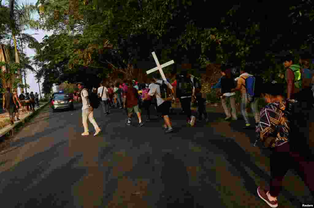 Los miles de migrantes, detenidos durante meses en el sur de México, se dirigen a la capital mexicana para acelerar sus solicitudes de asilo en Estados Unidos.