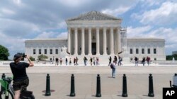 ARCHIVO - Personas caminan frente a la sede de la Corte Suprema de Justicia de Estados Unidos, en Washington, el 18 de junio del 2024. 