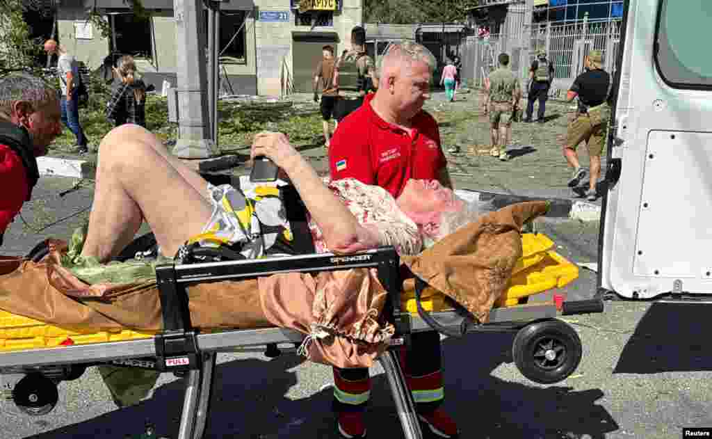 Los rescatistas ayudan a una mujer herida en medio de los ataques rusos con bombas guíadas en Járkov, Ucrania. (Foto/Reuters)