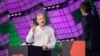 El psicólogo cognitivo y científico informático británico-canadiense Geoffrey Hinton habla con el periodista tecnológico y director ejecutivo de The Atlantic, Nick Thompson, a la derecha, durante la Conferencia Collision Tech en Toronto, el 28 de junio de 2023.