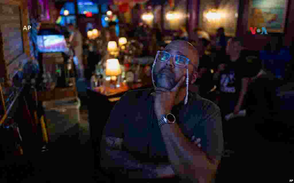  Jacardo Ralston, de 47 años, de Pensilvania, mira el debate presidencial entre el candidato demócrata, Joe Biden, y el candidato republicano, el expresidente Donald Trump, en el Tillie&#39;s Lounge el jueves. 