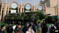 北京展览馆展出中国军车载有的东风41和地方17型洲际导弹。（2022年10月12日）
