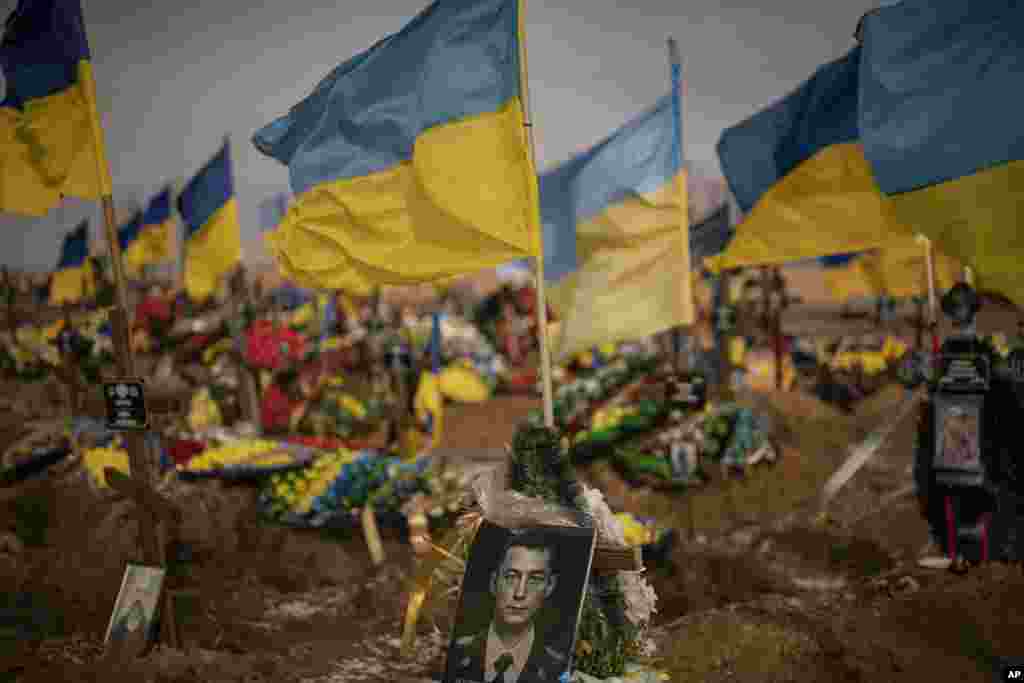 La imagen de un soldado ucraniano, en su tumba en la sección conocida como Callejón de la Gloria del cementerio de Járkov, Ucrania, el 24 de febrero de 2023. (AP Foto/Vadim Ghirda). La guerra ha cobrado la vida de más de 10.000 civiles y dejó a casi 20.000 heridos, según Naciones Unidas.&nbsp;