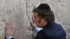 El presidente de Argentina, Javier Milei, reza en el Muro de las Lamentaciones, en Jerusalén. Milei inició este martes una visita de 3 días.