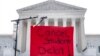 Un letrero que dice "Cancelar la deuda estudiantil" se ve fuera de la Corte Suprema, el viernes 30 de junio de 2023, mientras se esperan decisiones en Washington. (Foto AP/Jacquelyn Martín)