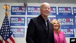 Američki predsjednik Joe Biden, lijevo, čeka da govori dok prva dama Jill Biden stoji pored njega u sjedištu Bidenove kampanje u Wilmingtonu, Delaware, 3. februara 2024.