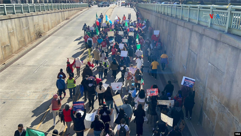 Los cientos de hispanos se tomaron las principales calles de Washington en su ruta a la Casa Blanca el martes, mientras exigen al presidente Biden que “cumpla sus promesas” con los inmigrantes. 