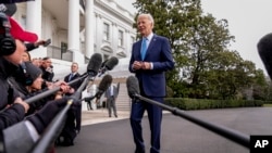 El presidente de EEUU, Joe Biden, habla con miembros de la prensa en el jardín sur de la Casa Blanca en Washington, el 30 de enero de 2024, antes de un breve viaje a la Base de la Fuerza Aérea Andrews, Maryland, y luego a la Florida para eventos de campaña.