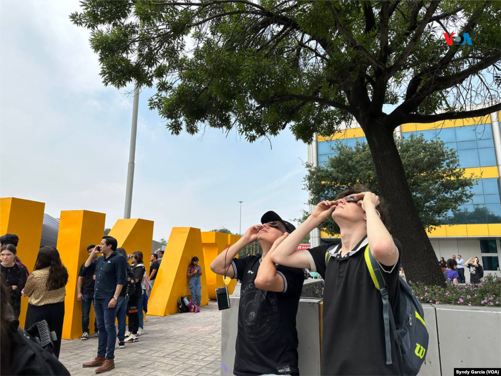 Fue alrededor de las 11:38 am (hora local de Nuevo León) que se comenzó a observar el eclipse de sol en la explanada universitaria, en donde la mayoría dijeron estar asombrados. En la fotografía aparecen Rogelio Ramírez y Benjamín observando hacia el cielo.