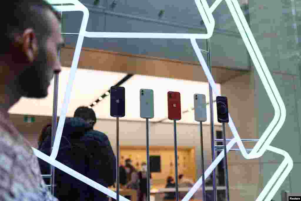En octubre de 2020 fue el lanzamiento del iPhone 12, que se vio retrasado un mes debido a la pandemia del COVID-19. Fue el primer modelo del smartphone de Apple en ser compatible con la tecnología 5G.&nbsp;