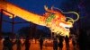 Un dragón gigante atra a los visitantes de un parque de Beijing, China, en la víspera del Año Nuevo Lunar del Dragón. 
