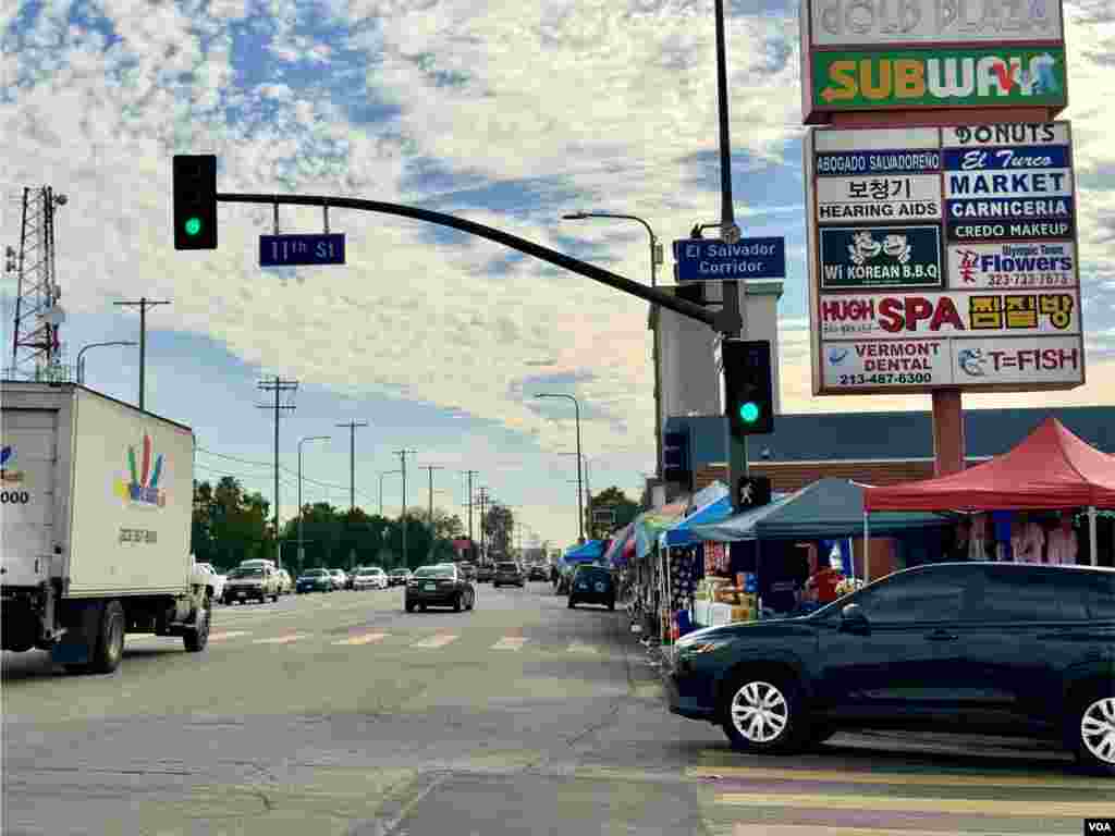 En el colorido Corredor salvadoreño de Los Ángeles, la comunidad se prepara activamente para ejercer su influencia a través del voto en las elecciones de El Salvador, prevista para el próximo domingo 4 de febrero de 2024. Foto: Stephanie Martinez.&nbsp;