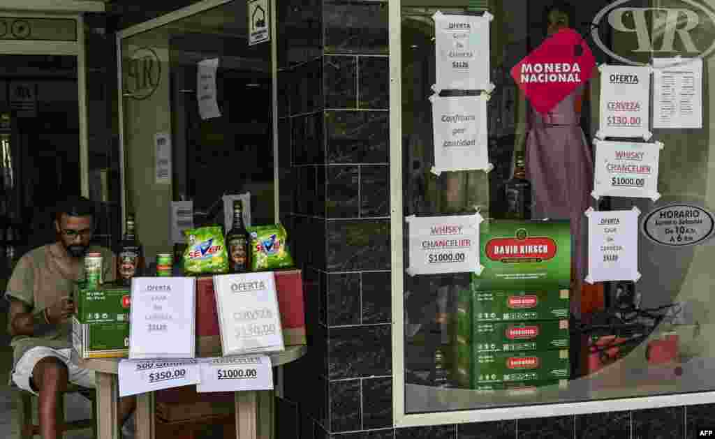 Un hombre en La Habana, Cuba, ofrece sus productos en venta en un portal mediante las Mipymes, hoy en auge casi toda la isla. El 6 de junio de 2023.