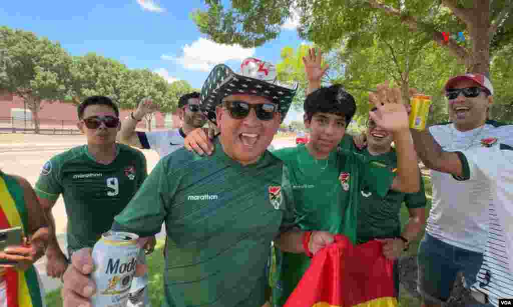 Aficionados de ambos equipos se reunieron a las afueras del estadio a celebrar sus países.&nbsp; 