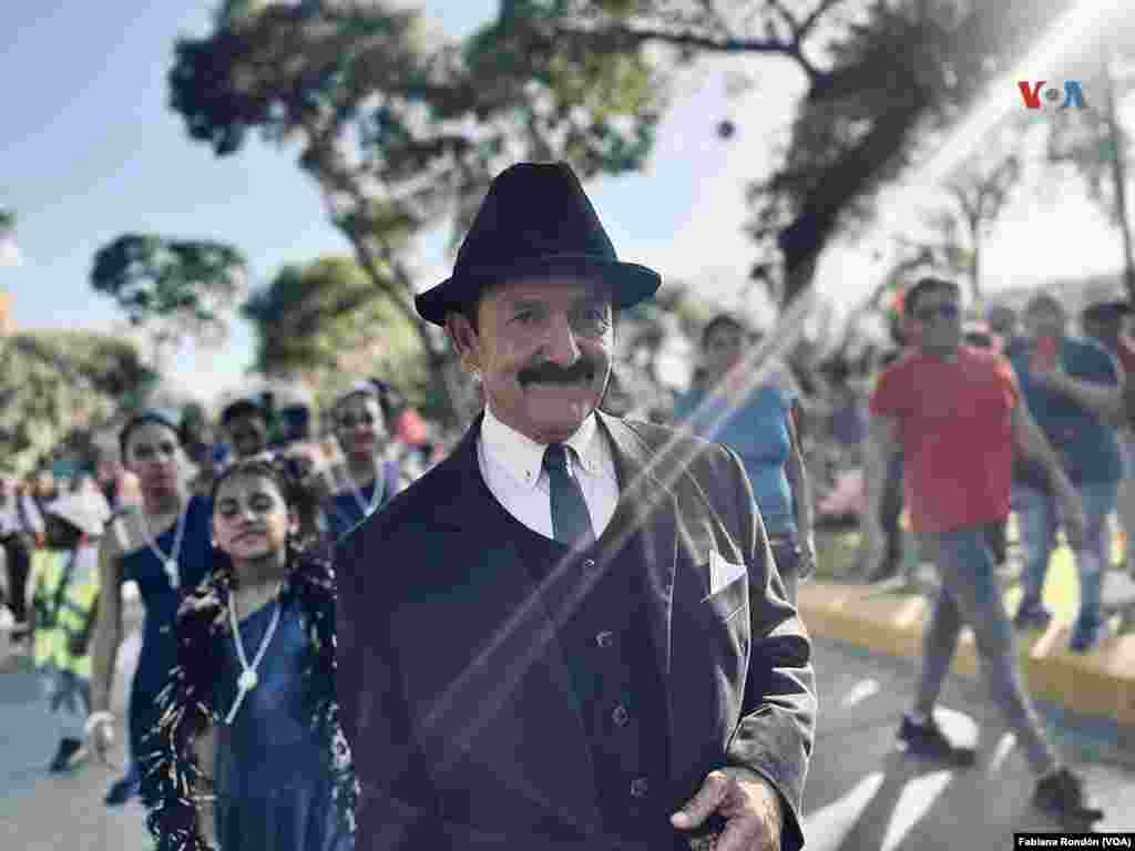 Los niños no fueron los únicos que lucieron disfraces durante el asueto. Los adultos también lucieron atuendos alusivos al carnaval.