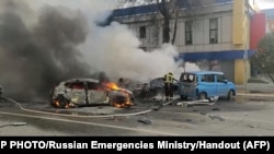 Esta fotografía tomada de un vídeo publicado por el Ministerio de Situaciones de Emergencia de Rusia el 30 de diciembre de 2023 muestra a los bomberos extinguiendo las llamas después de un bombardeo en Belgorod, Rusia, a unos 30 kilómetros de la frontera con Ucrania.