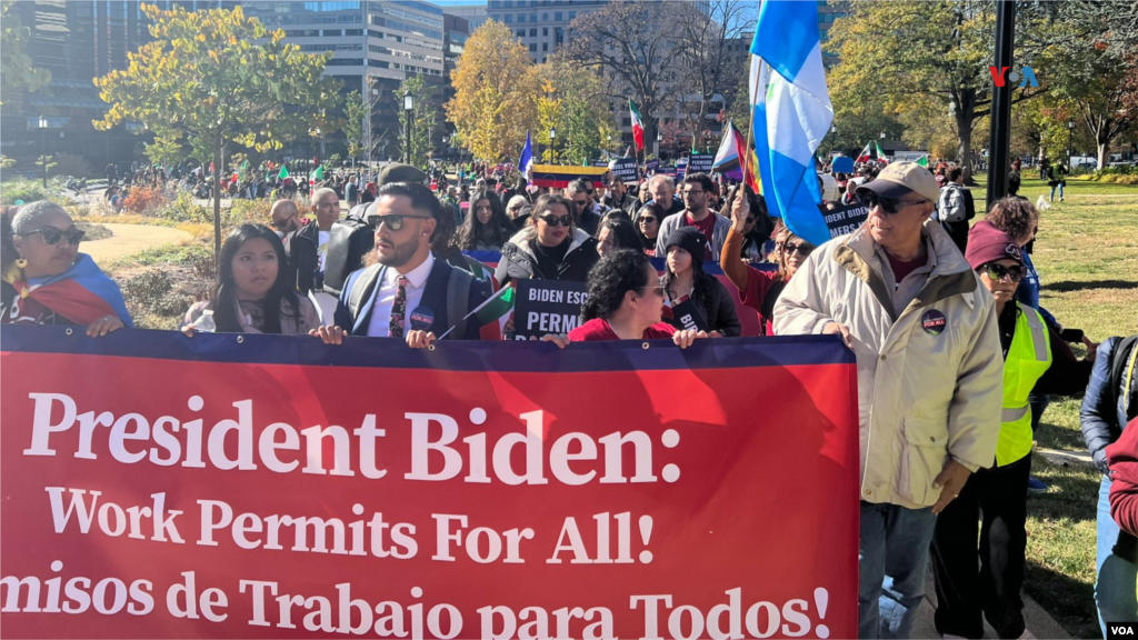 Cerca del mediodía, la multitud comenzó a marchar hacia la Casa Blanca coreando &ldquo;Biden escucha, estamos en la lucha&rdquo;. El grupo es conformado por miembros de la sociedad civil, activistas e inmigrantes indocumentados.