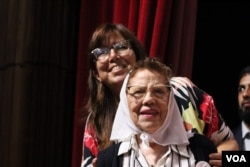 Buscarita Roa junto a su nieta recuperada, Claudia Victoria Poblete Hlaczik. [Foto: Lisandro Concatti]
