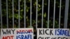 Biểu ngữ kêu gọi FIFA cấm bóng đá Israel treo bên ngoài sân vận động Old Trafford, Manchester, Anh, trước trận đấu Manchester United - Fulham ngày 24 tháng 2 năm 2024. (Ảnh REUTERS/Carl Recine)