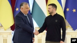 Ukrajinski predsjednik Volodymyr Zelenskyy, desno, dočekuje mađarskog premijera Viktora Orbana u Kijevu, Ukrajina, 2. jula 2024. (Press služba ukrajinskog predsjednika preko AP)