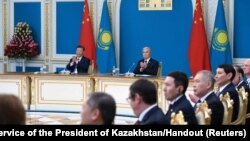 Kazahstanski predsjednik Kasym-Jomart Tokayev i kineski predsjednik Xi Jinping učestvuju na ceremoniji pokretanja zajedničkih kazahstansko-kineskih projekata i objekata, održanoj putem video linka u Astani, Kazahstan, 3. jula 2024. 