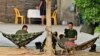 Các thành viên của lực lượng dân quân Myanmar bên kia sông Moei ở phía Myanmar, ảnh chụp từ tỉnh Mae Sot của Thái Lan vào ngày 11/4/2024.