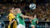 Denise O'Sullivan de Irlanda y Kyra Cooney-Cross de Australia, a la izquierda, observan el balón durante el partido de fútbol de la Copa Mundial Femenina entre Australia e Irlanda en el Estadio Australia en Sydney, Australia, el jueves 20 de julio de 2023.