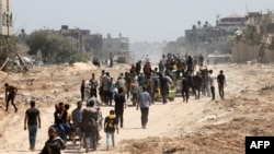Los palestinos que se habían refugiado en Rafah abandonan la ciudad para regresar a Khan Yunis después de que Israel retirara sus fuerzas terrestres del sur de la Franja de Gaza, el 7 de abril de 2024.